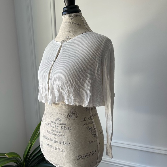 White Button-Back Cropped cardigan Top - Picture 4 of 6